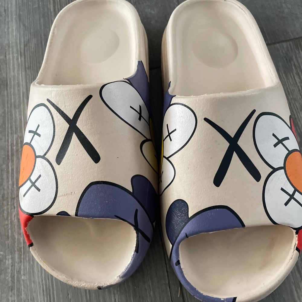 KAWS X YEEZY SLIDES WORE ONCE